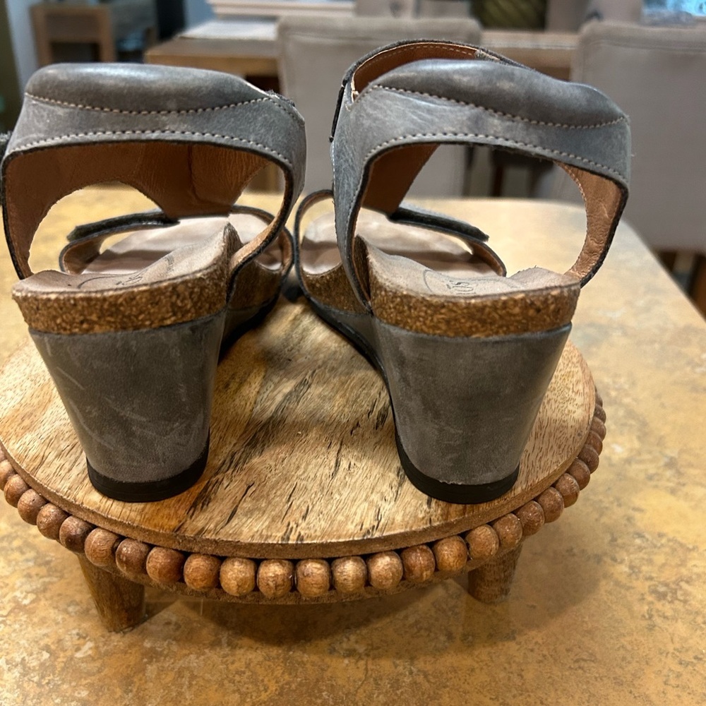 Taos Footwear Gray Leather T-Strap Sandals - Picture 8 of 12